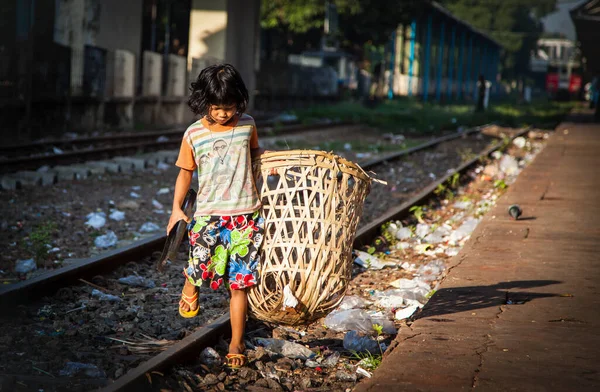 Yangon Myanmar Novembro 2014 Jovem Garota Limpando Trilhos Ferroviários — Fotografia de Stock