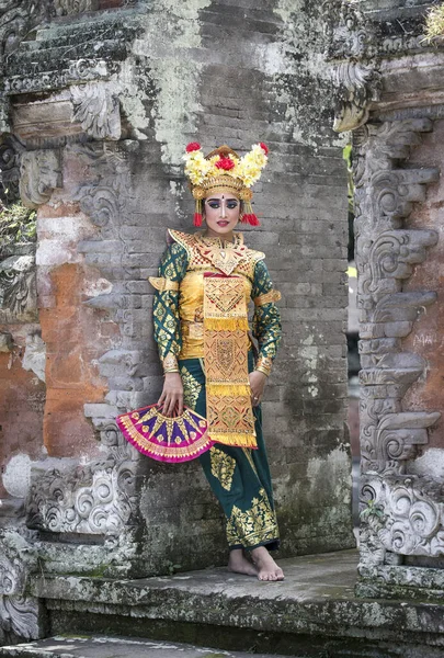 Danseuse Balinaise Posant Pour Caméra — Photo