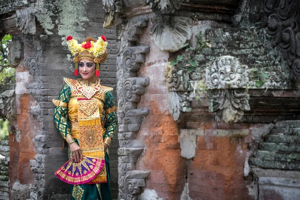 Bailarina Balinesa Posando Para Cámara — Foto de Stock