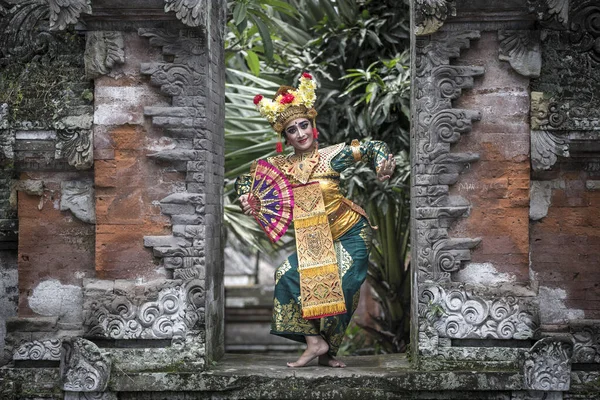 Danseuse Balinaise Posant Pour Caméra — Photo