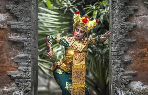 Bailarina Balinesa Posando Para Cámara — Foto de Stock