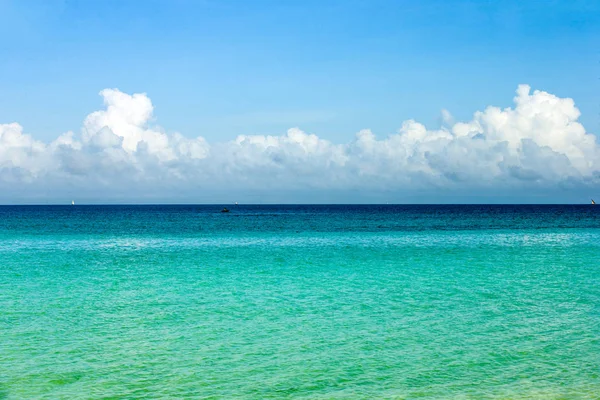 Cielo Azul Claro Con Nubes Sobre Costa Del Océano —  Fotos de Stock