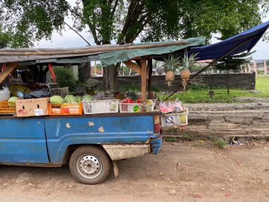 Meyve tüccarlığı işinin yaratıcılığı, zaten ticaret amacıyla göçmüş olan bir arabayı kullanmaktır..