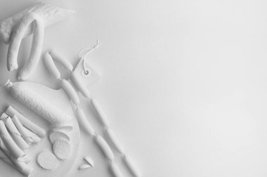 Sosis bir ahşap tahta üzerinde beyaz bir arka plan üzerinde beyaz rakam tek renkli bileşimi. Metin için kopya yer ile banner. Üstten Görünüm gıda kümesi. 3D render.