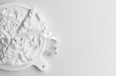 Dilimlenmiş pizza beyaz bir arka plan üzerinde beyaz rakam tek renkli bileşimi. Metin için kopya yer ile banner. Üstten Görünüm gıda kümesi. 3D render.
