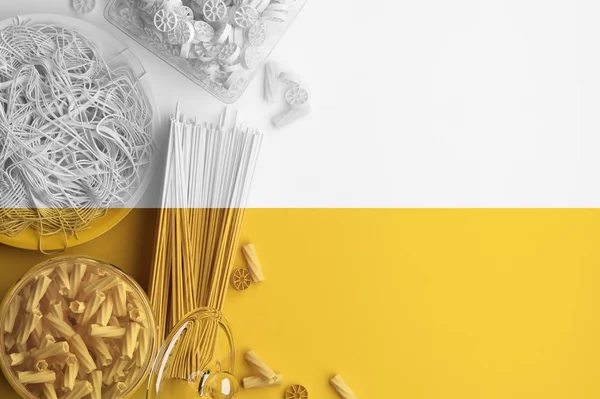 Pinceladas amarelas em uma imagem monocromática de macarrão e espaguete em um fundo branco. Ilustração conceitual criativa com espaço de cópia. Coloração de imagem em preto e branco. Renderização 3D — Fotografia de Stock