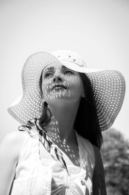 Güneşin altında bir kaporta kız