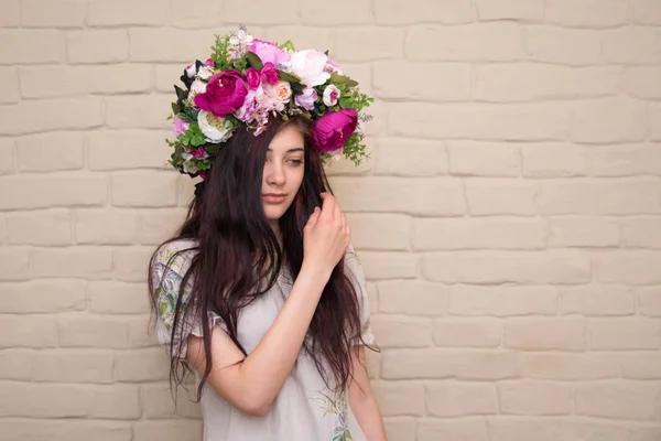 一个头上有花冠的女孩的肖像 传统的乌克兰女孩头饰 — 图库照片