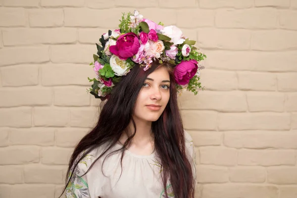 Portrait Girl Corolla Her Head Wreath Traditional Ukrainian Headdress Girls — Stock Photo, Image