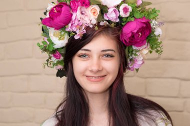 Kafasında corolla olan bir kızın portresi. Çelenk - Kızların Geleneksel Ukrayna başlık.