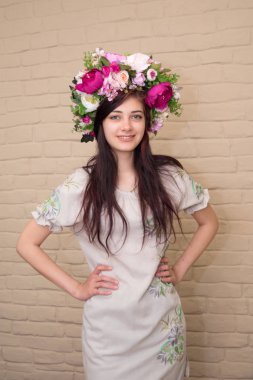 Kafasında corolla olan bir kızın portresi. Çelenk - Kızların Geleneksel Ukrayna başlık.