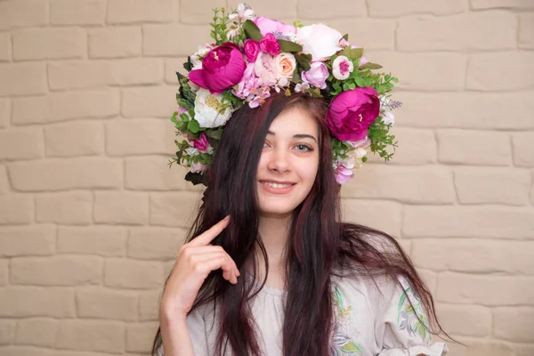 Portrait Girl Corolla Her Head Wreath Traditional Ukrainian Headdress Girls — Stock Photo, Image