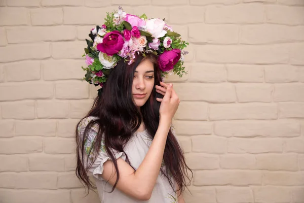 Portrait Girl Corolla Her Head Wreath Traditional Ukrainian Headdress Girls — Stock Photo, Image