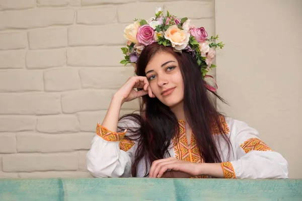 Portrait Girl Embroidered Shirt Wreath His Head Wreath Traditional Ukrainian — Stock Photo, Image