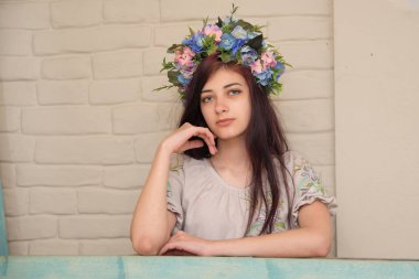 Kafasında çelenk olan bir kızın portresi. Çelenk - kızların geleneksel Ukrayna başlık.