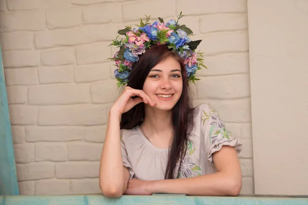 Portrait Girl Wreath Her Head Wreath Traditional Ukrainian Headdress Girls — Stock Photo, Image