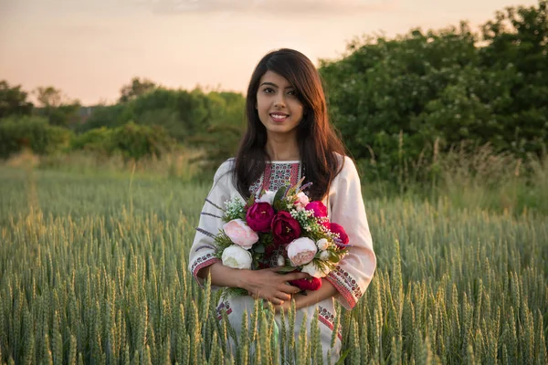 Portret Van Een Indiaas Meisje Met Een Krans Haar Hoofd — Stockfoto