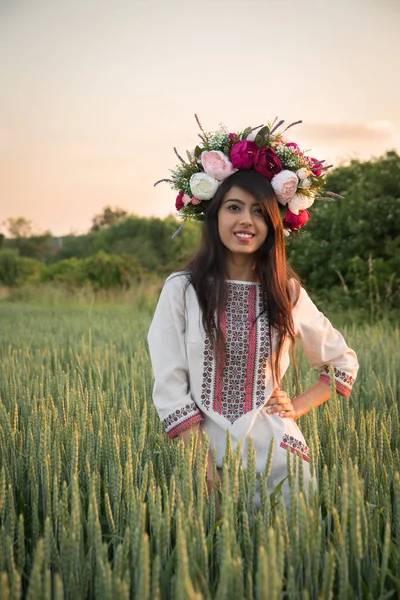 Portrait Indian Girl Wreath Her Head Wreath Traditional Ukrainian Girl — Stock Photo, Image