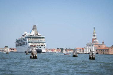 Venedik kanallarının sularında liner. Venedik 'e yolculuk. İtalya