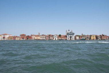 Ufuk çizgisi Venedik şehri. Cennet ve deniz arasında.