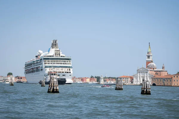 Venedik kanallarının sularında liner. Venedik 'e yolculuk. İtalya