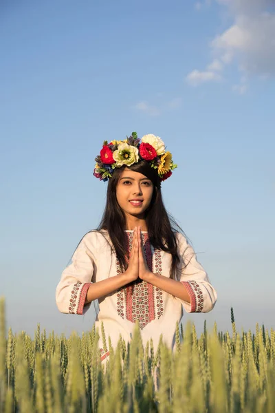 Красивая Улыбающаяся Индийская Девушка Традиционной Украинской Одежде Ручной Работы Цветочный — стоковое фото