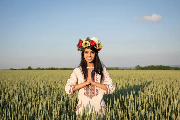 Красивая Улыбающаяся Индийская Девушка Традиционной Украинской Одежде Ручной Работы Цветочный — стоковое фото