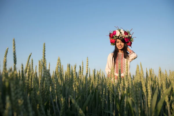 Красивая Молодая Индианка Носит Традиционную Украинскую Одежду Цветочный Венок Ходить — стоковое фото