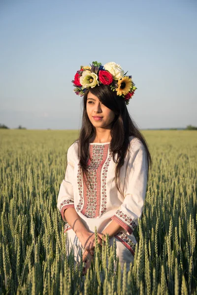 Beautiful Indian Young Woman Traditional Ukrainian Embroidery Clothes Floral Handmade — Stock Photo, Image