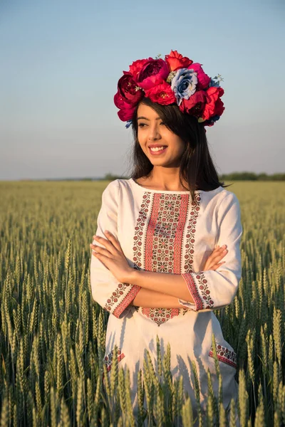 Beautiful Indian Young Woman Traditional Ukrainian Embroidery Clothes Floral Handmade — Stock Photo, Image