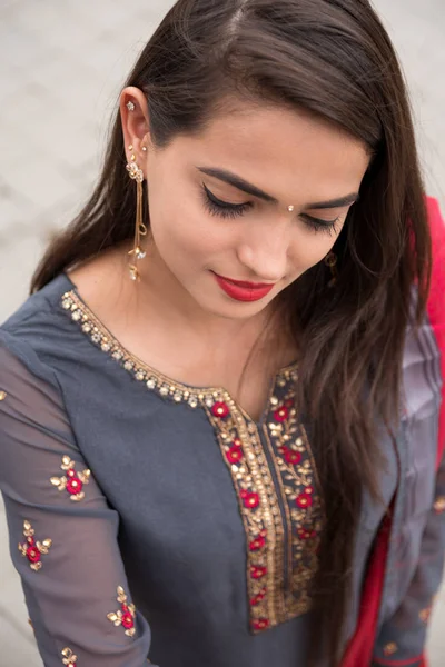 Retrato Uma Jovem Indiana Menina Roupas Tradicionais Indianas Salwar Kameez — Fotografia de Stock