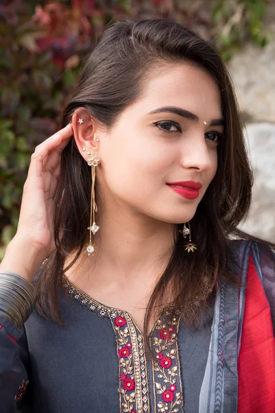 Portrét Mladé Indiánské Dívky Dívka Tradičním Indickém Oblečení Salwar Kameez — Stock fotografie