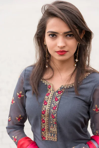 Πορτρέτο Μιας Νεαρής Ινδής Κορίτσι Παραδοσιακά Ινδικά Ρούχα Salwar Kameez — Φωτογραφία Αρχείου