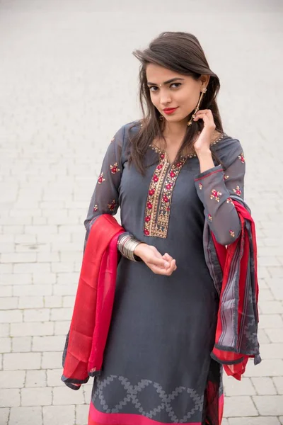 Retrato Uma Jovem Indiana Menina Roupas Tradicionais Indianas Salwar Kameez — Fotografia de Stock