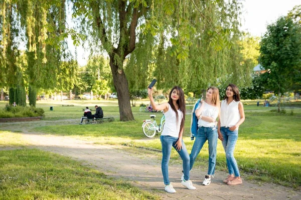 Τρία Πολυεθνικά Κορίτσια Βγάζουν Σέλφι Στο Πάρκο Νεαρά Και Χαμογελαστά — Φωτογραφία Αρχείου