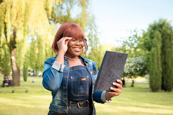 Zwarte Student Meisje Communiceren Met Behulp Van Moderne Communicatiemiddelen Portret — Stockfoto