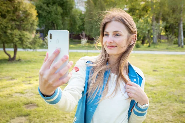 Молода Красива Дівчина Фотографує Себе Смартфоном Чудова Літня Погода Жінка — стокове фото