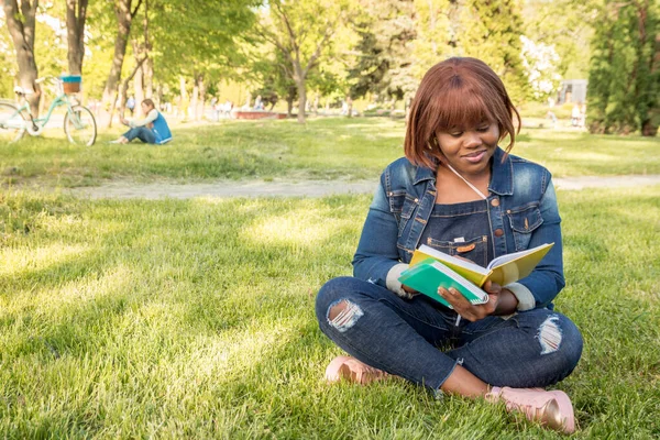 Jong Mooi Zwart Meisje Zittend Het Gras Het Park Een — Stockfoto