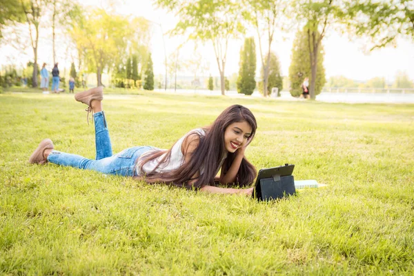 Een Jong Indiaas Meisje Dat Het Park Het Gras Ligt — Stockfoto