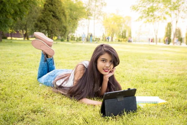 Een Jong Indiaas Meisje Dat Het Park Het Gras Ligt — Stockfoto