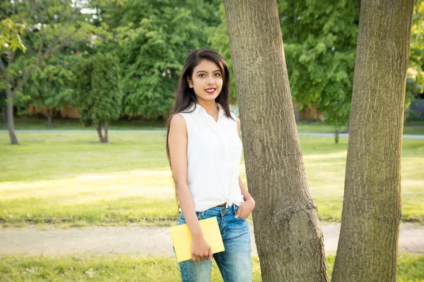 Jong Mooi Indiaas Meisje Staat Het Park Buurt Van Een — Stockfoto