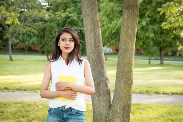 Jong Mooi Indiaas Meisje Staat Het Park Buurt Van Een — Stockfoto