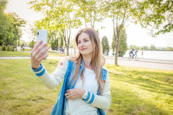 Jong Mooi Meisje Maakt Foto Van Zichzelf Met Een Smartphone — Stockfoto