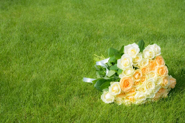 Het Gras Ligt Een Groot Boeket Witte Beige Rozen Zacht — Stockfoto