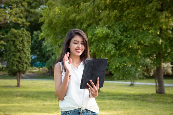 Indiase Student Meisje Zakenvrouwen Communiceren Met Behulp Van Moderne Communicatiemiddelen — Stockfoto