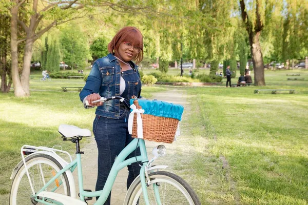 Aantrekkelijk Zwart Jong Volwassen Meisje Met Een Fiets Een Wandeling — Stockfoto