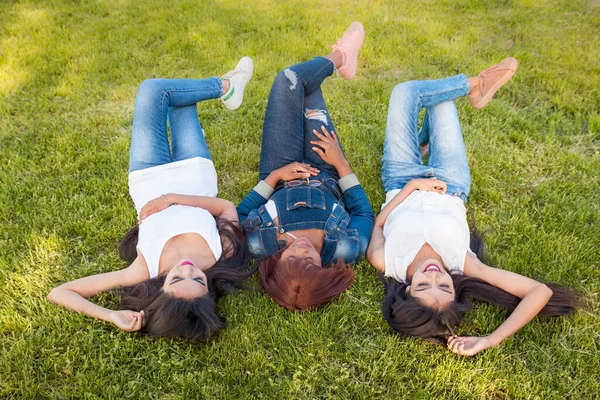 Троє Молодих Привабливих Дівчат Різних Національностей Лежать Траві Мрійливі Люди — стокове фото