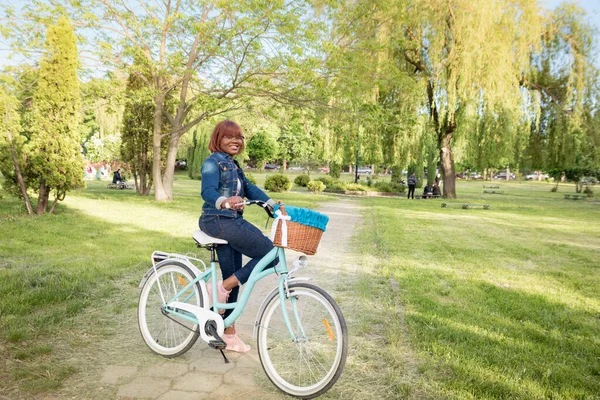 Aantrekkelijk Zwart Jong Meisje Met Een Fiets Een Wandeling Het — Stockfoto