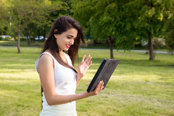 Indiase Student Meisje Communiceren Met Behulp Van Moderne Communicatiemiddelen Portret — Stockfoto