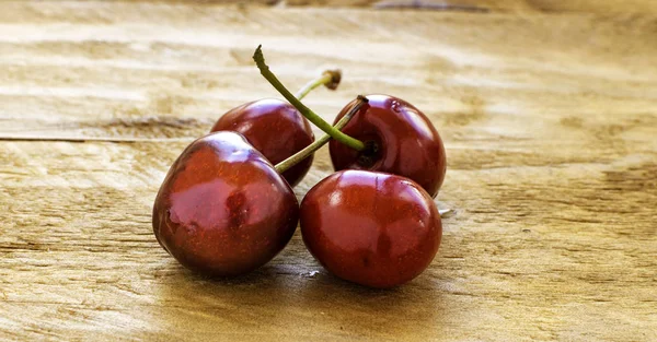 Rote Erdbeeren Mit Grünem Schwanz Auf Einem Holztisch — Stockfoto